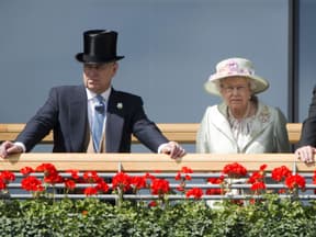 Ihre Majestät Königin Elizabeth II. und Seine Königliche Hoheit Prinz Andrew besuchen den zweiten Tag von Royal Ascot auf der Rennbahn von Ascot am 18. Juni 2014 in Ascot, England (UK). Ihre Majestät Königin Elizabeth II. und Seine Königliche Hoheit Prinz Andrew besuchen den zweiten Tag von Royal Ascot auf der Rennbahn von Ascot am 18. Juni 2014 in Ascot, England (UK).