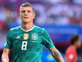 Toni Kroos guckt nach oben