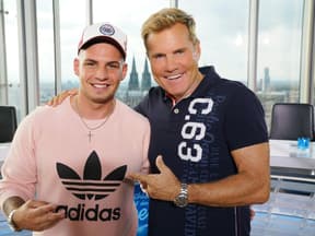 Pietro Lombardi und Dieter Bohlen stehen fröhlich schauend nebeneinander.