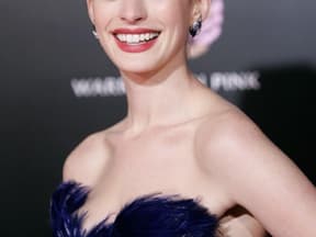 Von A wie Alabasterteint bis Z wie Zopf: OK! verrät, an welchen Beauty-Trends Sie 2010 garantiert nicht vorbeikommen: Machen Sie es wie Hollywood, sehen Sie hell! Mit noch vornehmerer Blässe als sonst ist Anne Hathaway ab März zu sehen - als Weiße Königin in der Verfilmung von "Alice im Wunderland". Ganz en vogue wird Alabaster im Juli - zum Kinostart von "Twilight Eclipse"