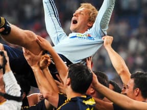 Teamchef Oliver Pocher lässt sich trotz Niederlage feiern. Seine McFit Allstars haben leider 13 Tore vom Rekordmeister FC Bayern München kassiert