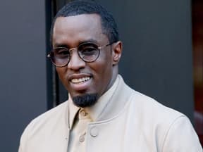 P. Diddy lächelt mit Sonnenbrille