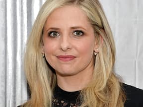 Sarah Michelle Gellar guckt in die Kamera