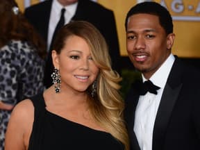 Mariah Carey und Nick Cannon gucken nicht glücklich in Abendkleidung.