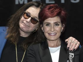 Ozzy und Sharon Osbourne lächeln