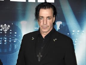 Till Lindemann posiert vor einer blauen Wand