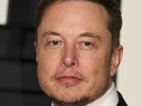 Elon Musk guckt in die Ferne