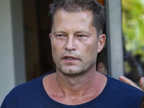 Til Schweiger schaut in die Kamera.