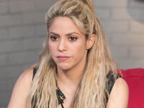 Shakira guckt nüchtern.