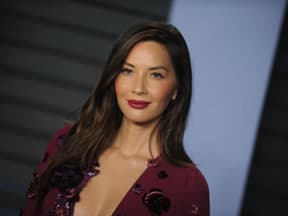 Olivia Munn guckt ernst