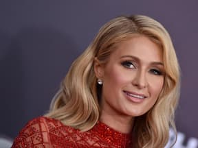 Paris Hilton guckt glücklich.