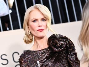 Nicole Kidman guckt ernst 