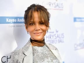 Halle Berry lächelt