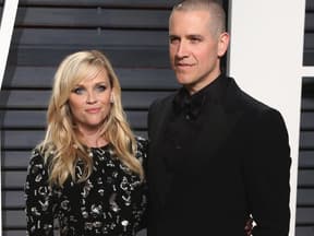 Reese Witherspoon und Ehemann Jim Toth stehend auf einer Veranstaltung