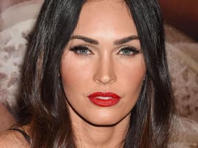 Megan Fox guckt ernst