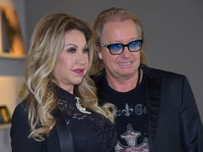 Carmen und Robert Geiss posieren für Fotografen und gucken ernst