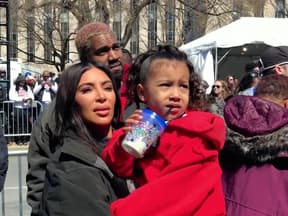 Kim Kardashian mit north west auf dem arm