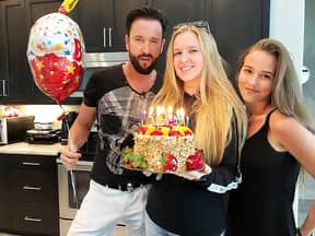 Michael Wendler, Adeline Norberg und Laura Müller mit Torte und Luftballon