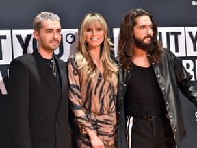 Bill und Tom Kaulitz mit Heidi Klum auf einem Event.