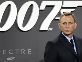 Daniela Craig vor dem James Bond Hintergrund.