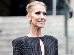 Céline Dion sieht zur Seite