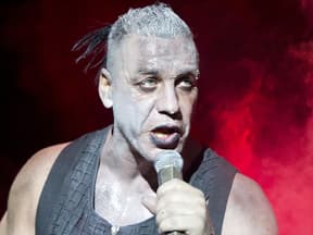 Till Lindemann mit Mikro auf der Bühne.