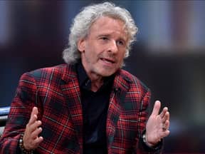 Thomas Gottschalk gestikuliert