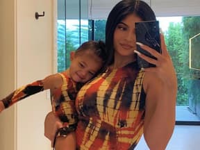 Kylie Jenner mit Tochter Storm auf dem Arm