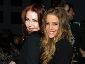 Priscilla und Lisa Marie Presley lachen