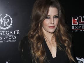 Lisa Marie Presley schaut zur Seite 