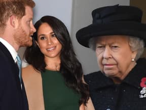 Harry und Meghan lächeln während die Queen streng guckt