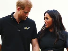 Harry und Meghan unterhalten sich angespannt