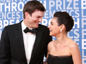 Ashton Kutcher und Mila Kunis lachen sich an