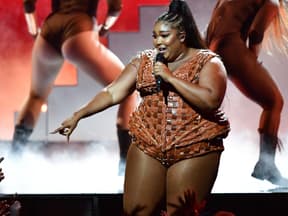 Lizzo singt auf der Bühne