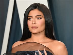 Kylie Jenner posiert für die Kameras.