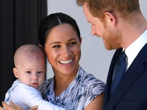 Archie, Meghan und Harry zusammen lachend.