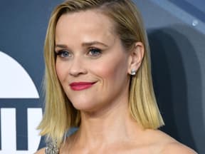 Reese Witherspoon lächelt auf einer Veranstaltung.