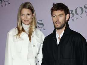 Toni Garrn und Alex Pettyfer halten Händchen