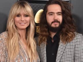 Heidi Klum lächelt, Tom Kaulitz ernst