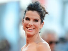 Sandra Bullock lächelt zur Seite