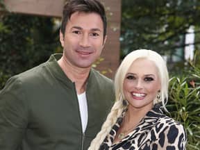 Lucas Cordalis und Daniela Katzenberger stehen Arm in Arm