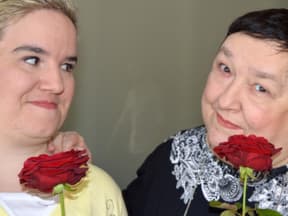 Beate Fischer und Irene mit Rosen bei "Schwiegertochter gesucht"