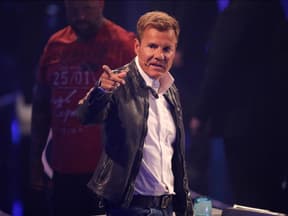 Dieter Bohlen zeigt mit dem Finger auf etwas