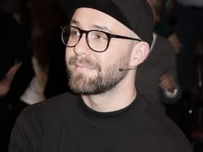 Mark Forster sieht zur Seite