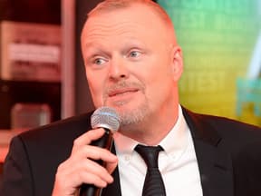 Stefan Raab enttäuscht mit Mikro in der Hand