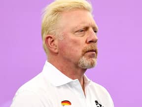 Boris Becker schaut ernst zur Seite. 