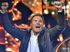 Dieter Bohlen reißt die Hände in die Luft