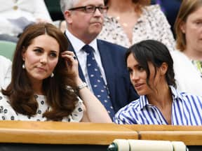 Kate und Meghan sitzen nebeneinander