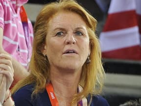 Sarah Ferguson guckt ernst