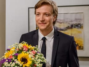 "Sturm der Liebe": Gerry mit einem Blumenstrauß in der Hand